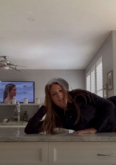 Tik Tok cat, Tik Tok, mr sandman, cat, video, viral, funny, trend, twitter, meme, tik tok cat examples, mr sandman cat, funny cat video, weird video, viral video, mr sandman video, jade, captions 