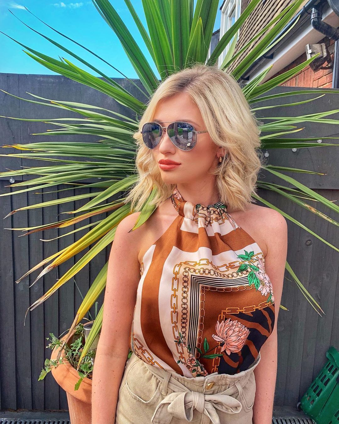 Image may contain: Girl, Woman, Blonde, Teen, Child, Kid, Crowd, Female, Person, Human, Accessory, Accessories, Sunglasses, Skin