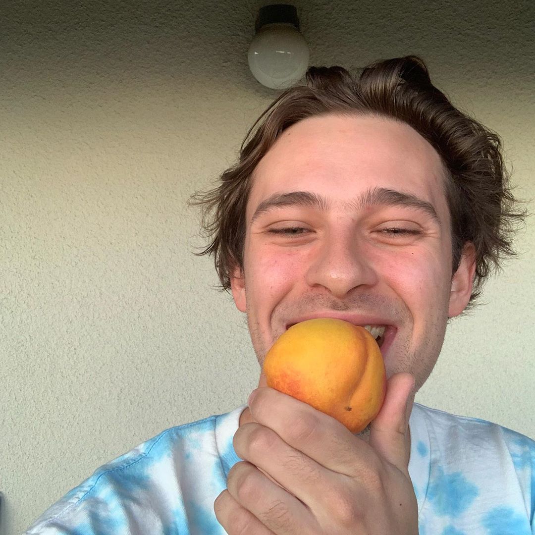 flume ass eating response, video, meme, sex, pornhub, porn, twitter, instagram, paige, DJ, model, actress, Facebook, viral, trend, butt, arse, sex