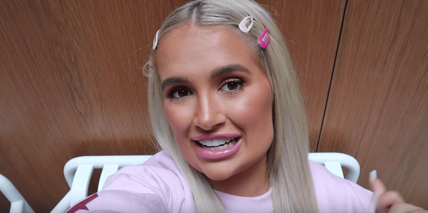 Image may contain: Molly-Mae Hague, Love Island, 2019, video, YouTube, face, change, different, filler, surgery, cosmetic, plastic, Girl, Wood, Female, Head, Smile, Person, Face, Human