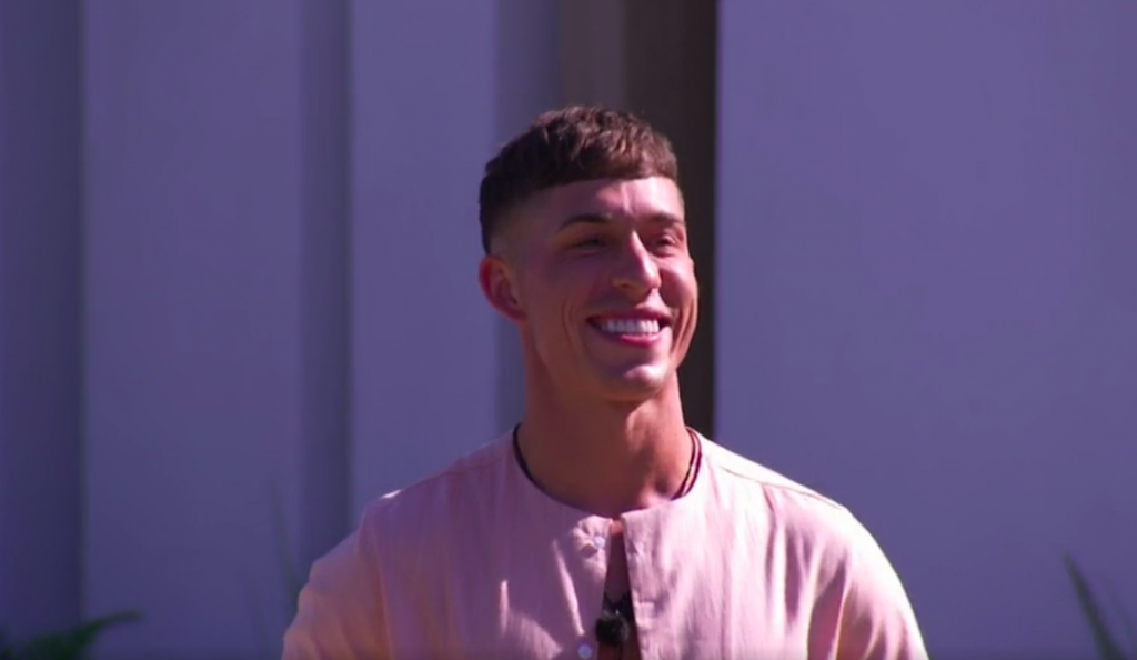 love island connor teeth