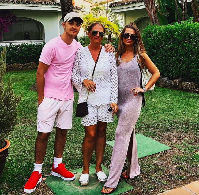 winter Love Island siblings