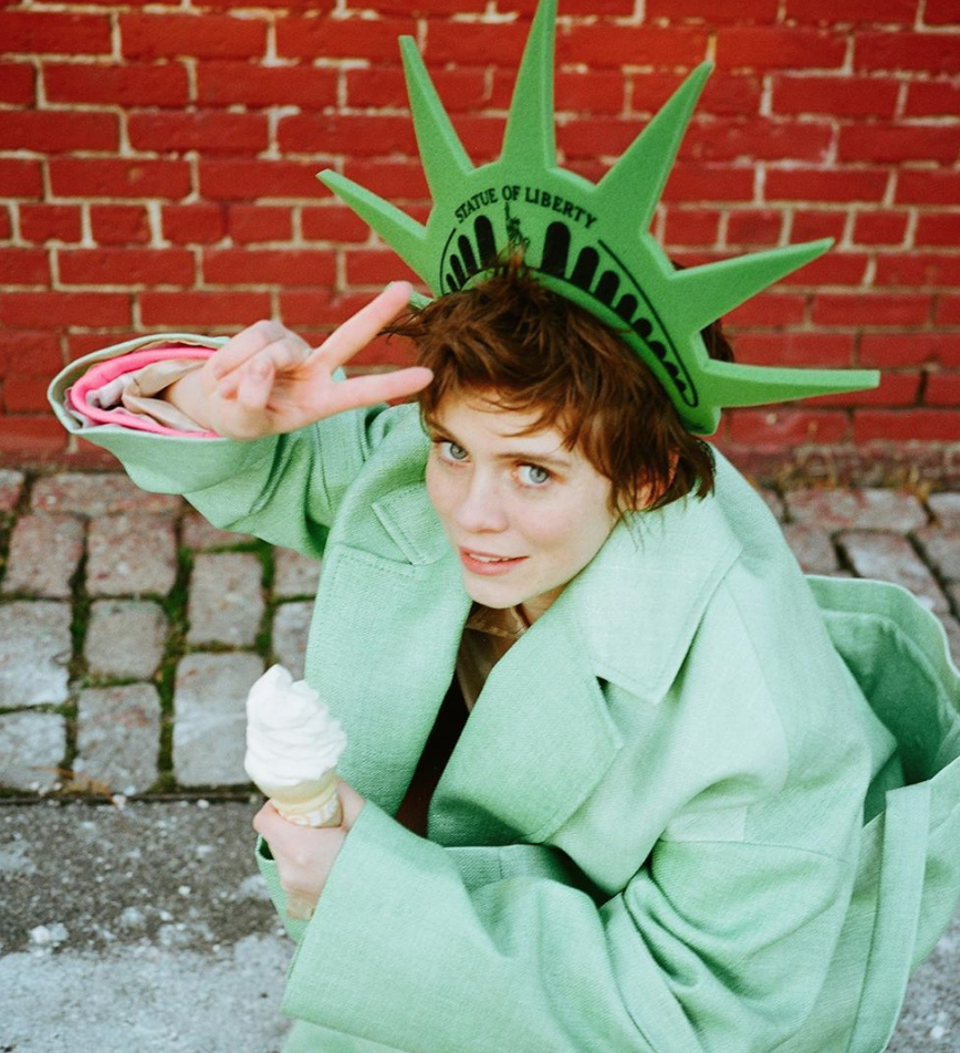 Sydney, Sophia Lillis, Instagram
