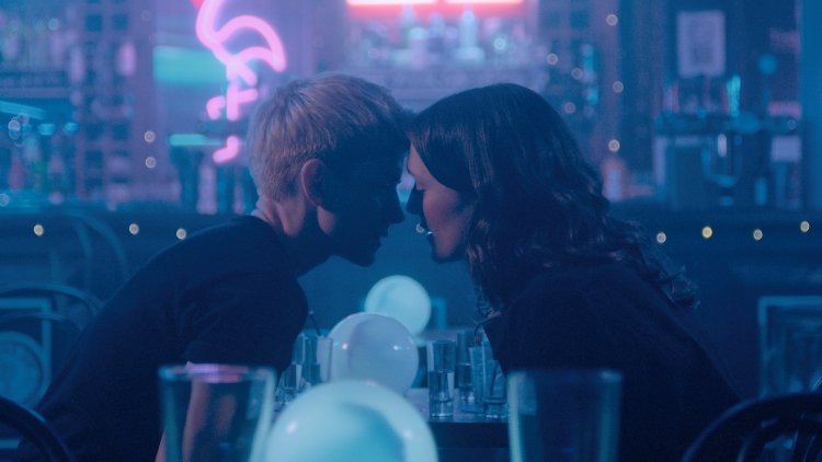 Feel Good, Netflix, Channel 4, Mae Martin, Lisa Kudrow, Charlotte Richie, cast, about, synopsis, release date, trailer, watch, review