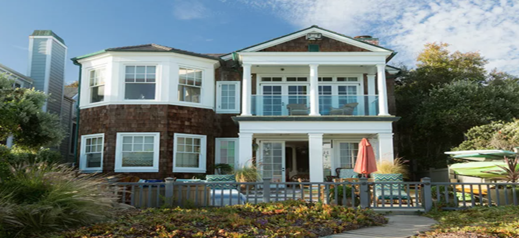 Grace and Frankie, The Beach House