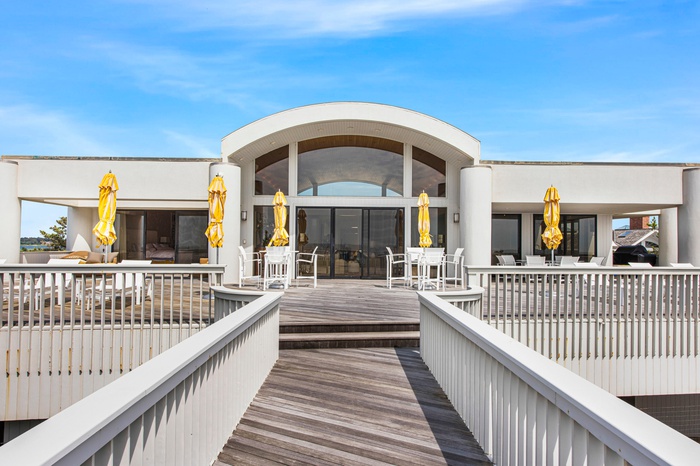 Nest Seekers, the Hamptons, expensive, listings, homes, right now, Million Dollar Beach House, Netflix