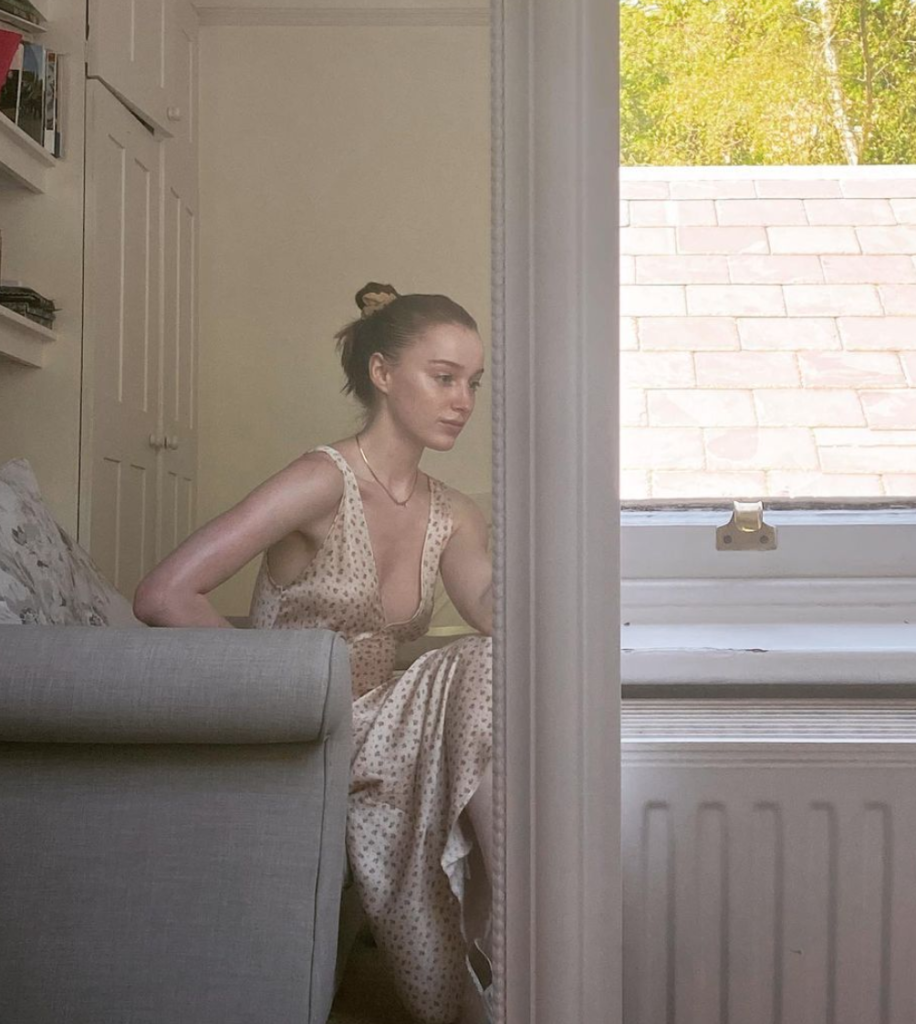 Bridgerton, partners, Netflix, real life, dating, relationship, girlfriend, boyfriend, Daphne, Phoebe Dynevor
