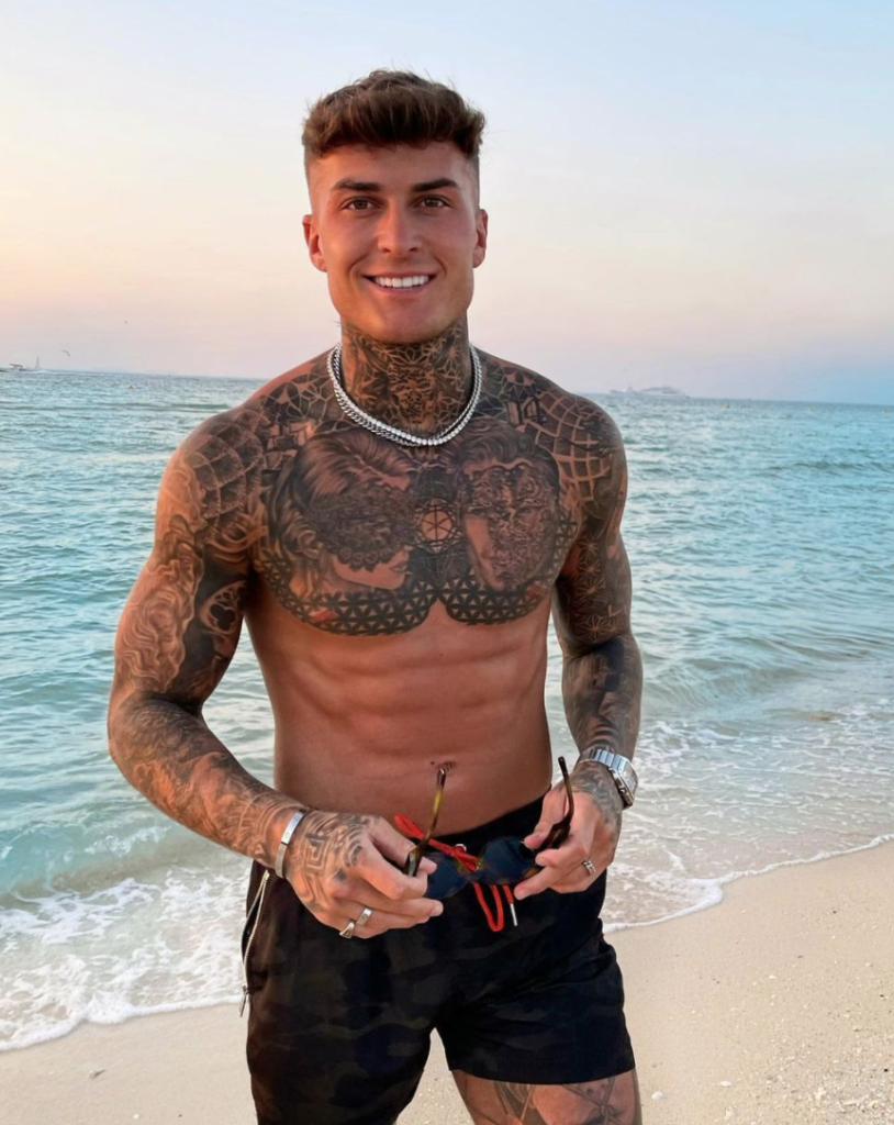 Jay Munro, Instagram