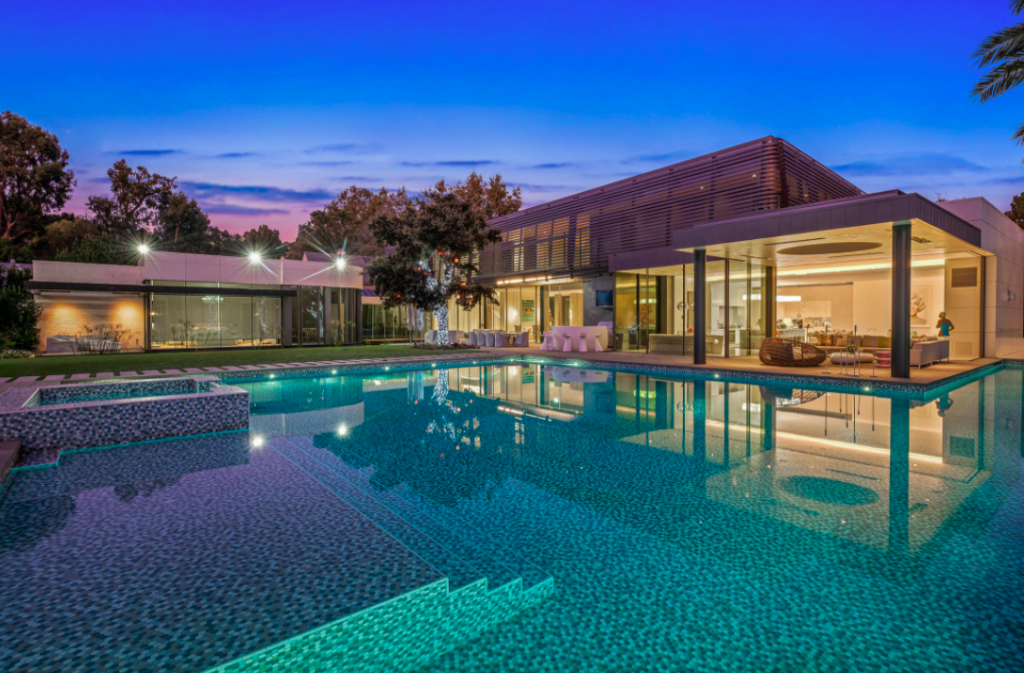 Did Davina sell the $75million listing home in Selling Sunset or if it is still on The Oppenheim Group website in season four of Netflix show
