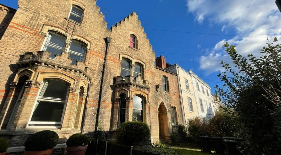 mansions-outside-london