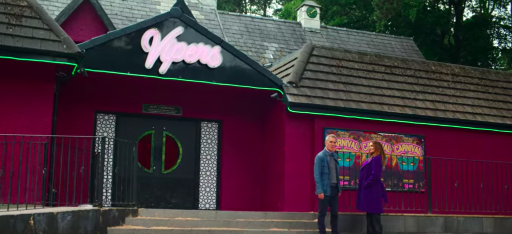 Vipers nightclub in Stay Close on Netflix