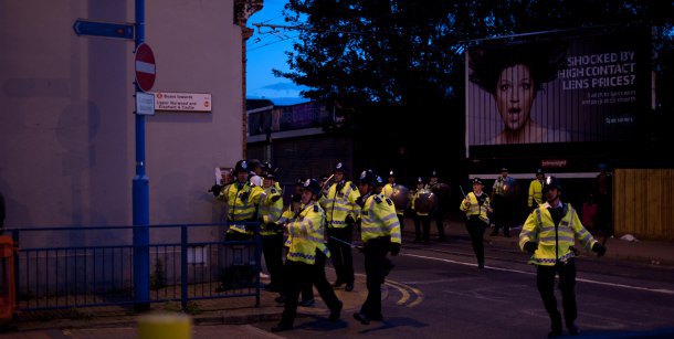 Police_running_through_streets_of_Croydon_during_2011_riots (1)