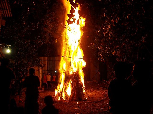 Holila_Dahan(Bonfire_a_night_before_the_holi_festival.India)_01