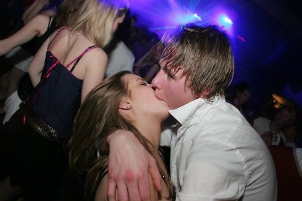 KISSING IN CLUB