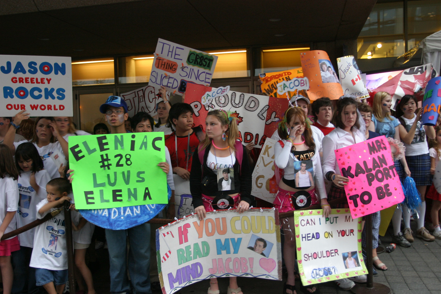 Canadian_Idol_Fans,_Toronto,_Canada_-_August_2004