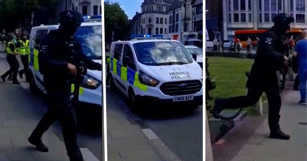 Man arrested outside Cardiff Castle for possession of an imitation firearm