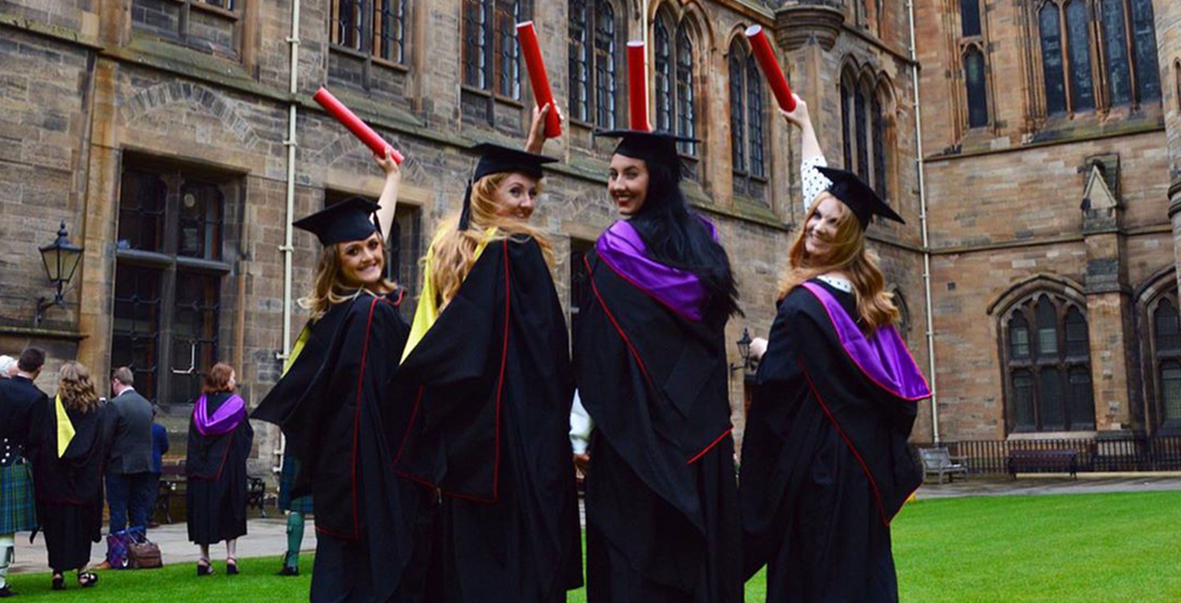 students graduating at the university of glasgow