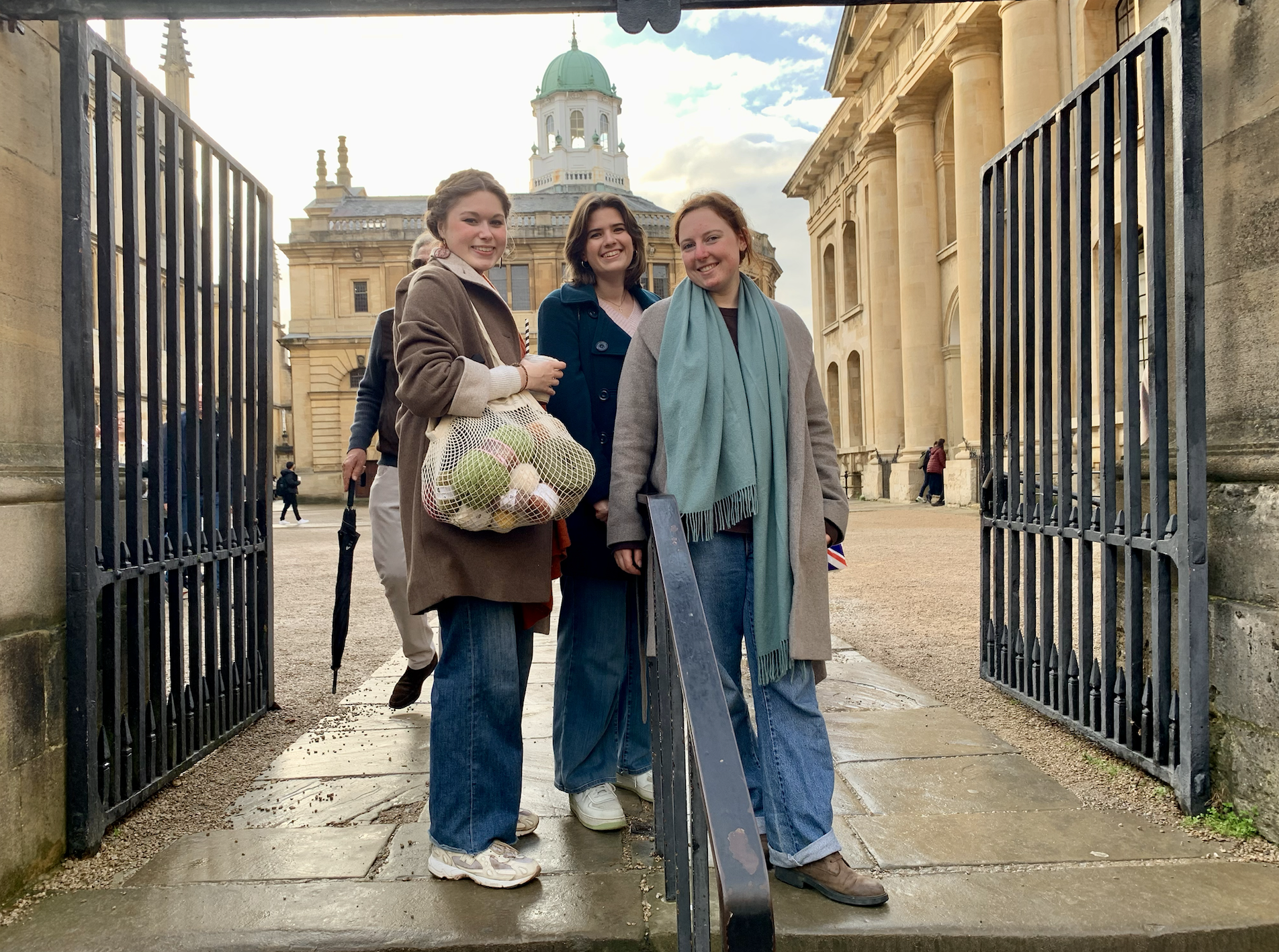 some uk uni students posing in front of the university of oxford 
