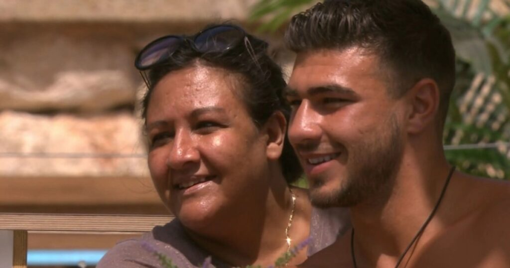 tommy fury with mum