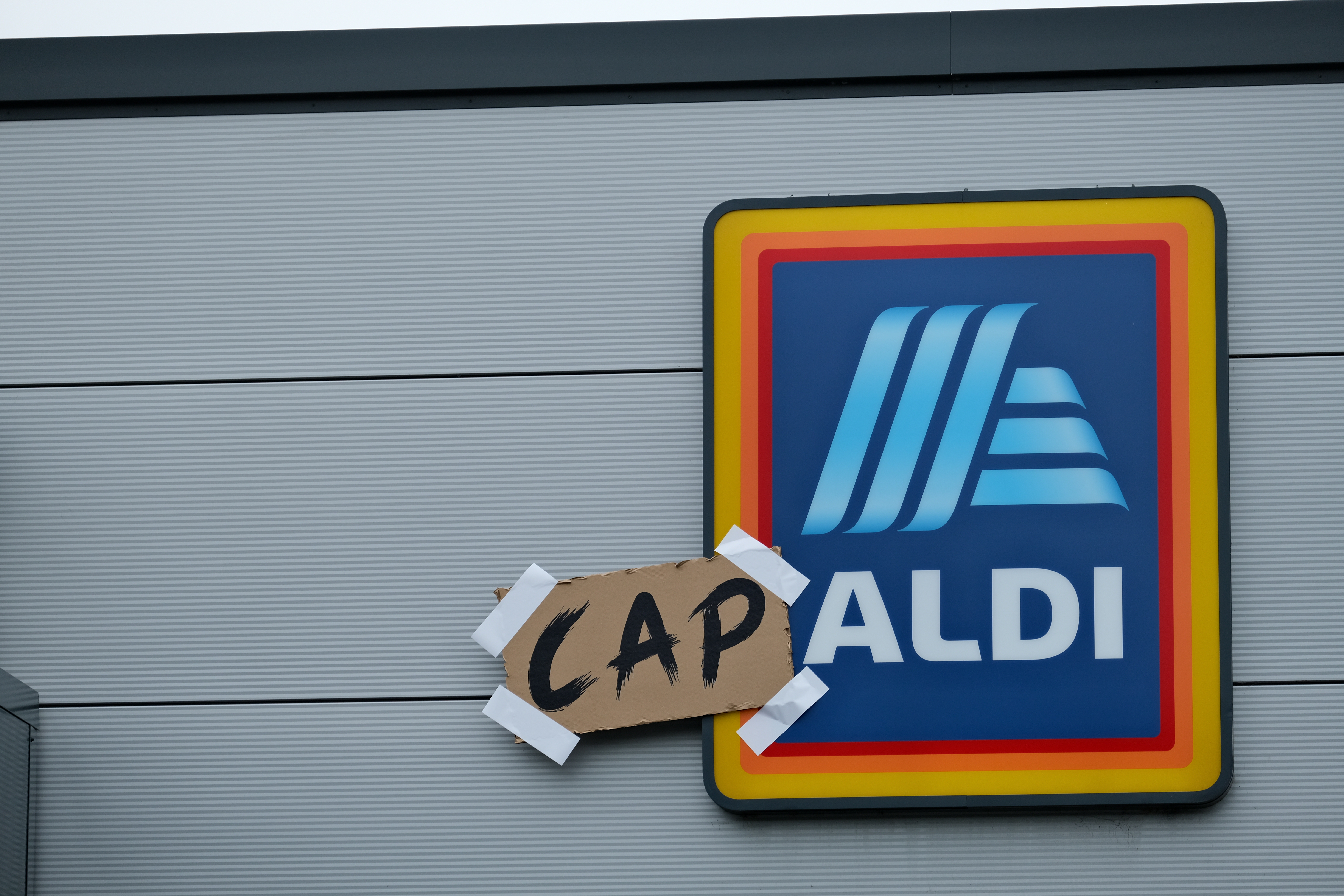 Lewis Capaldi stuck a CapAldi sign on the Aldi in Nottingham