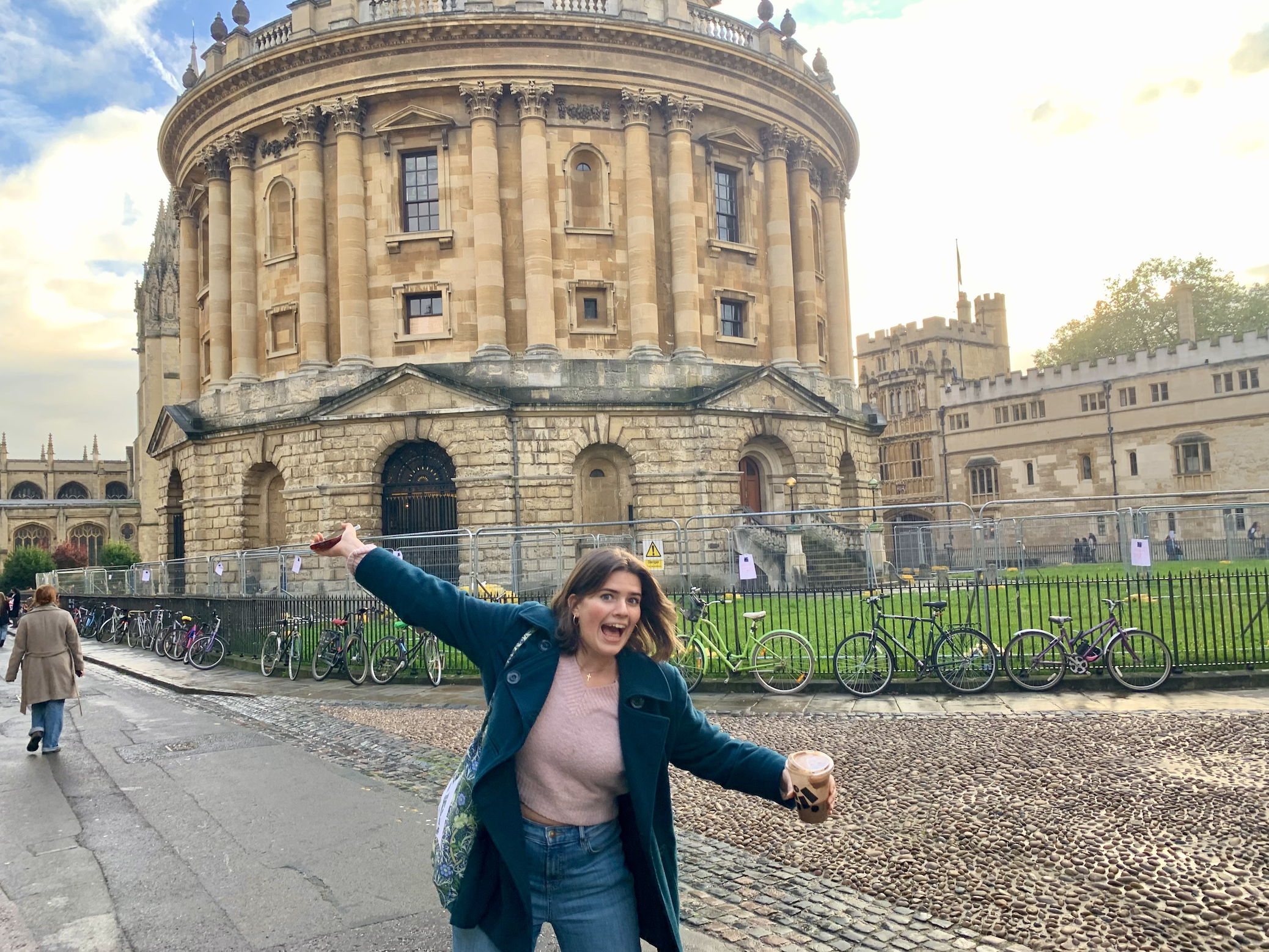 a uk uni student in front of the bod library at the uni of oxford oxbridge