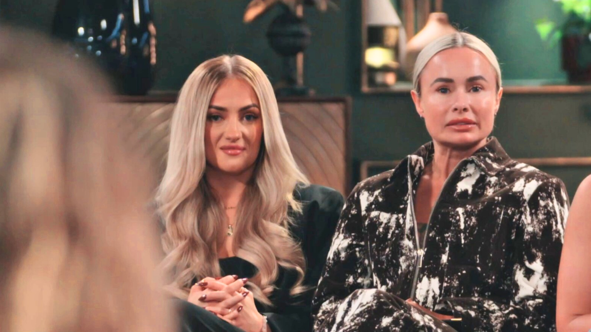 Leah and Leigh at the commitment ceremony following in-laws week(Image via Channel 4)