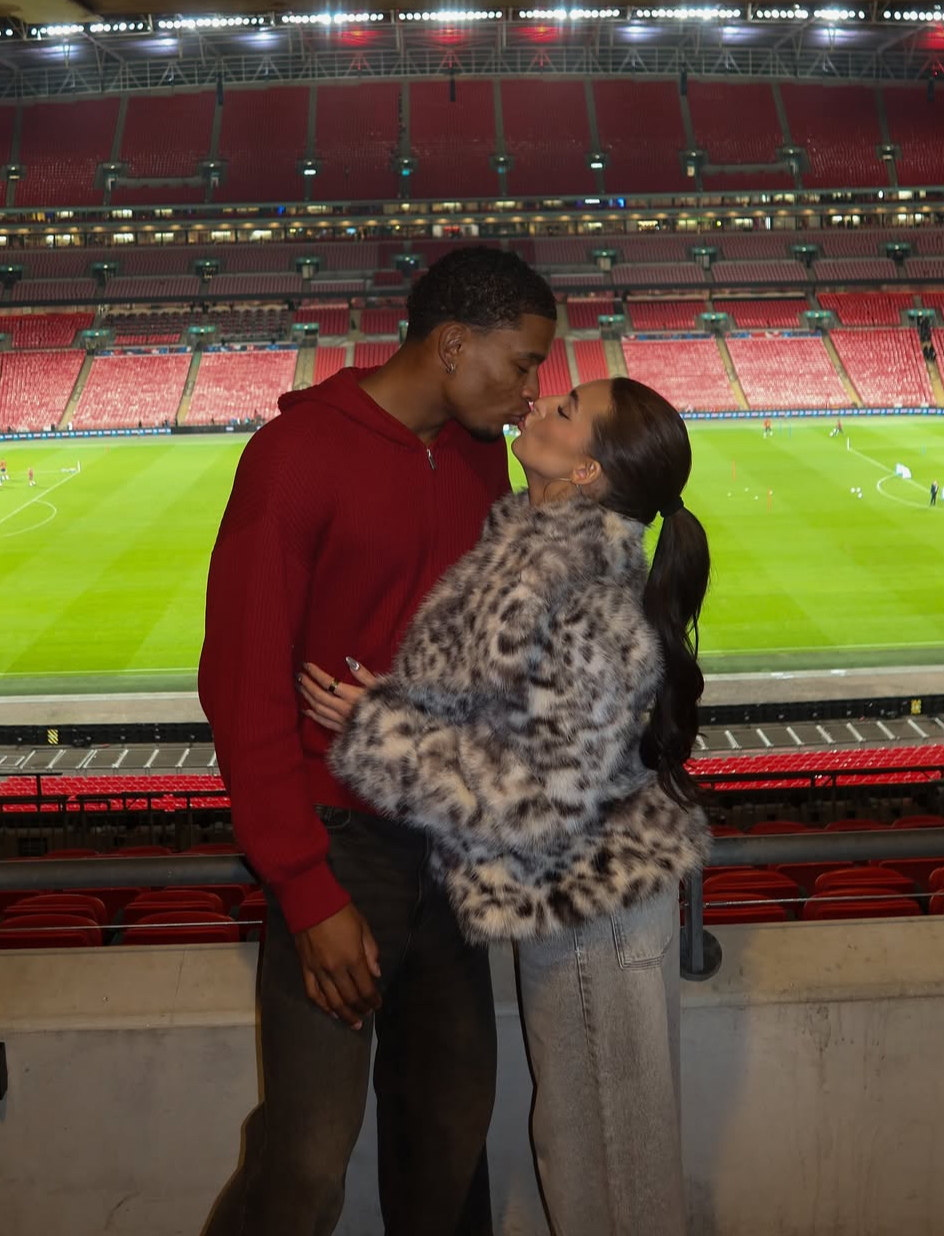 love island toni and cach kissing at stadium
