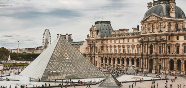 Louvre robbery minute