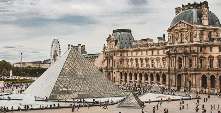 Louvre robbery minute