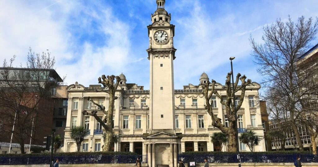 queen mary university of london one of the uk unis where students owe the most money for unpaid costs