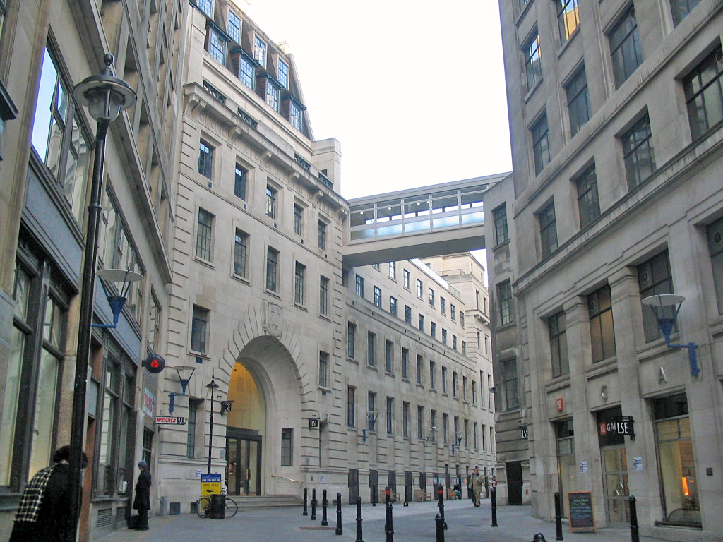 LSE is a Russell Group uni, uk unis vice chancellors bonuses