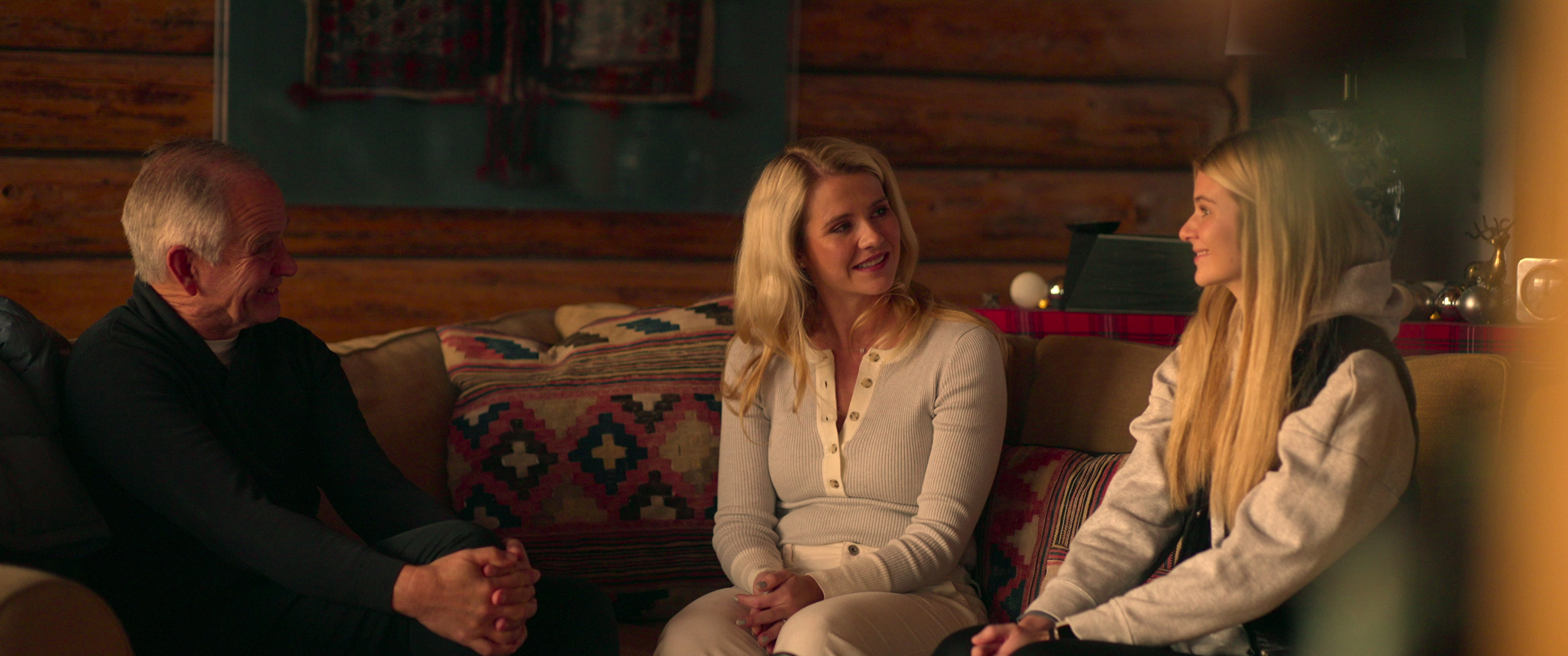 Elizabeth Smart, Mary Katherine and their dad(Image via Netflix)