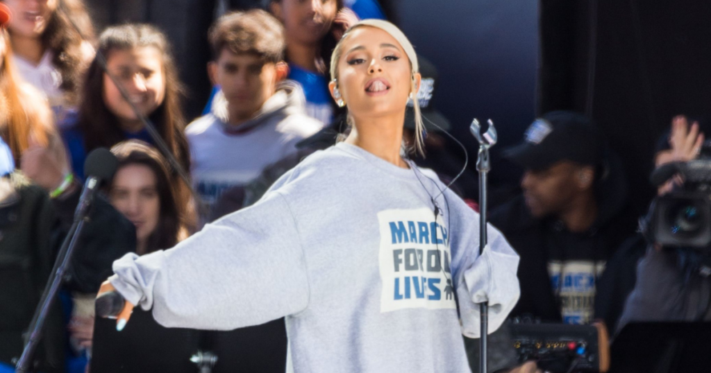 Ariana Grande wore oversized hoodies 2018