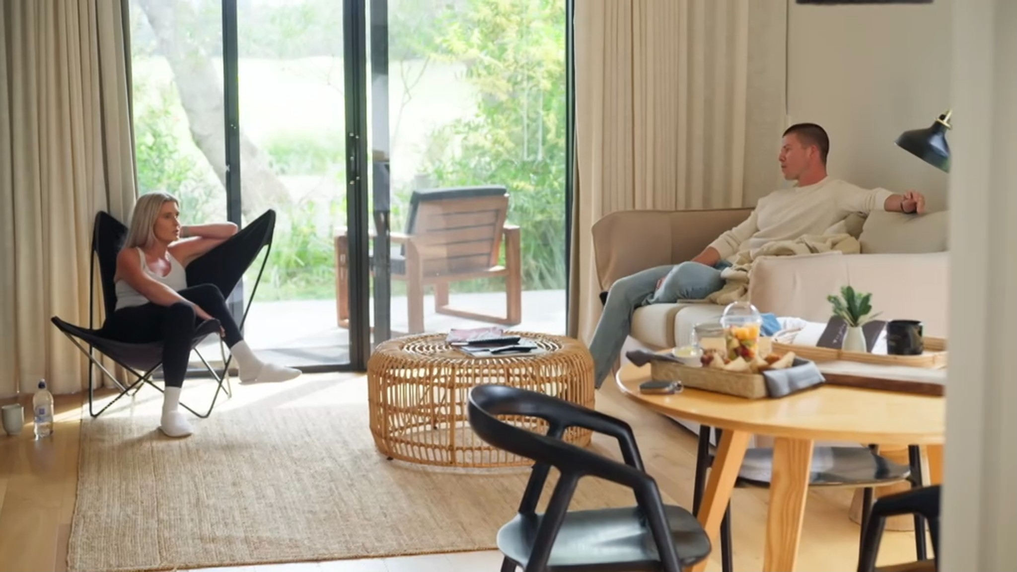 mafs Tyson and Stephanie, sitting very far apart on honeymoon